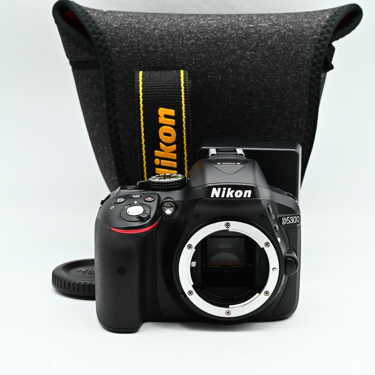 ニコン D5300 ボディ デジタル一眼レフカメラ ショット数3944枚 Nikon D5300 24.2 MP CMOS Digital SLR Camera