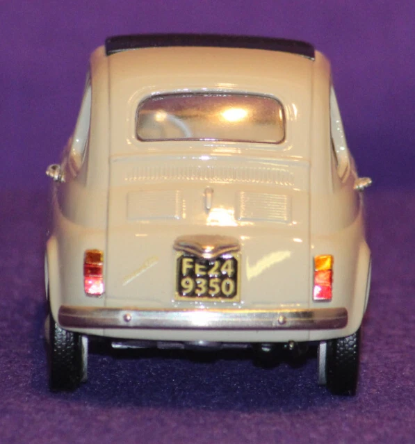 Modelos Brooklin - Momo. Fiat 500 F Berlina 1968. Beige. Báscula de escritorio 1:28. M/B Foto 3 de 4