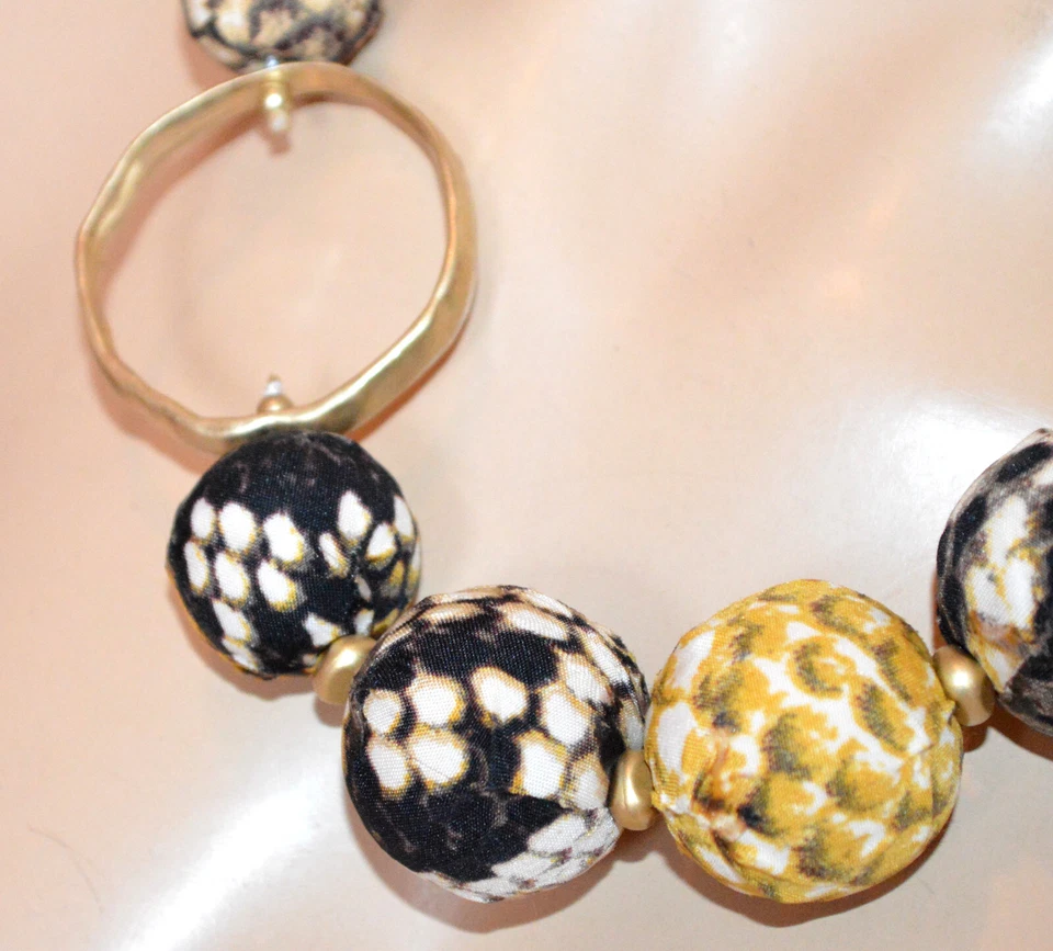Collana donna girocollo ciondoli tessuto neri bianco oro anello dorato US15 - Immagine 3 di 4