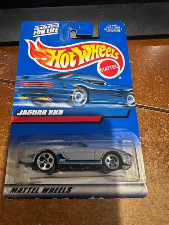 2000 Hot Wheels Jaguar XK8 #165 (Bad Card)