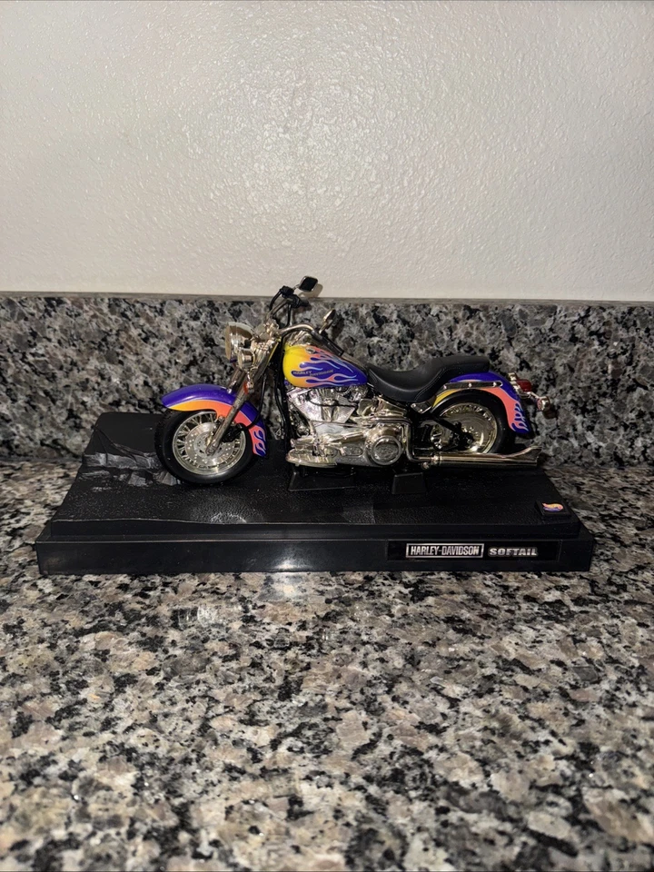 Hot Wheels 1999 Harley Davidson Softail, Purple w/Flames 1:10 Diecast scale - Image 2 of 4