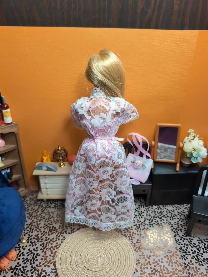 Conjunto clon Barbie vintage - bata de encaje, peluche, zapatos de salón, artículos de tocador y bolso Foto 2 de 4