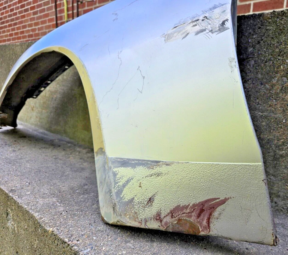 BONITO GUARDABARROS DELANTERO IZQUIERDO USADO ORIGINAL GENUINO PORSCHE 944 944S PLATEADO 1983-89 Foto 4 de 4