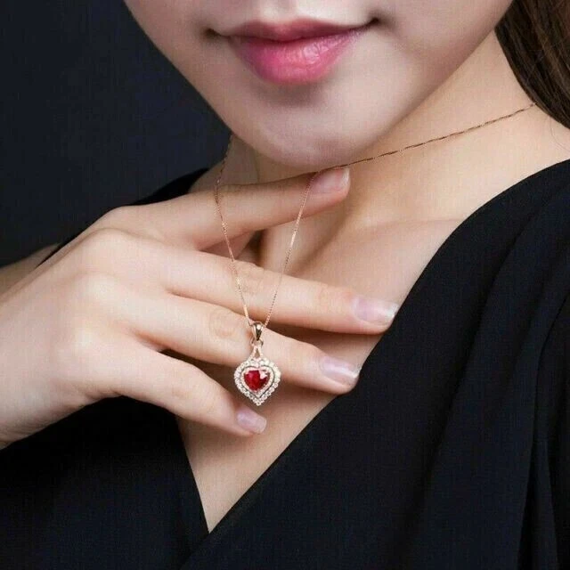 Colgante de San Valentín enchapado en oro rosa de 14 quilates corte corazón de rubí rojo creado en laboratorio Foto 2 de 4