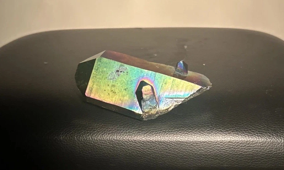 Cuarzo con aura arco iris jugado de titanio - mineral curativo iridiscente Foto 2 de 4