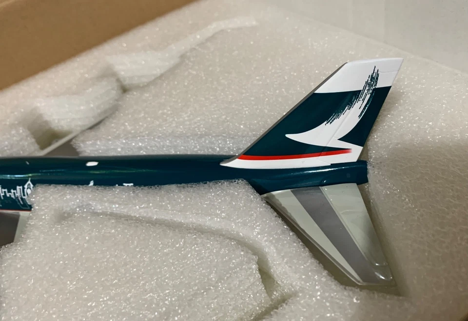 Boeing 747-267B - Cathay Pacific - Maker Unknown - 1:200 Scale Diecast - Image 3 of 4