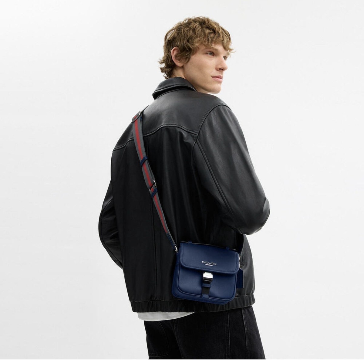 コーチ／COACH バッグ ショルダーバッグ 鞄 レディース 女性 女性用レザー 革 本革 ネイビー 紺  C5382 Hitch Crossbody With Varsity Stripe ストライプ シボ革 シュリンクレザー Coach Hitch Crossbody with Varsity Stripe – Club de Mode