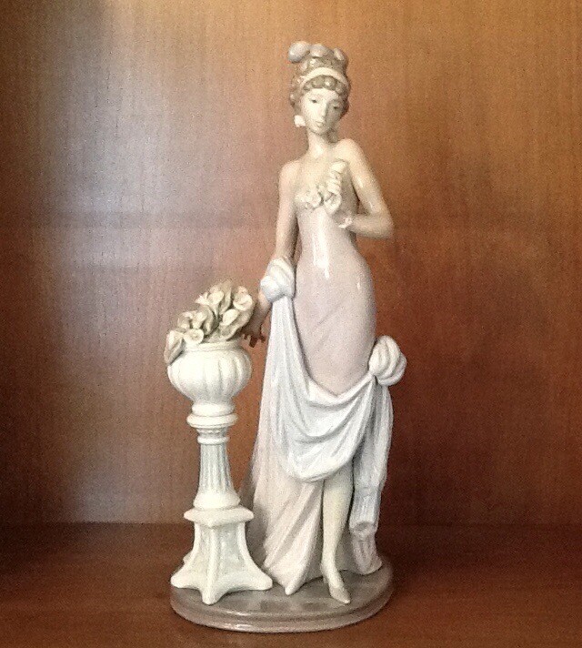 Lladro Figurine #5377 A Touch Of Class - Local Pick-Up