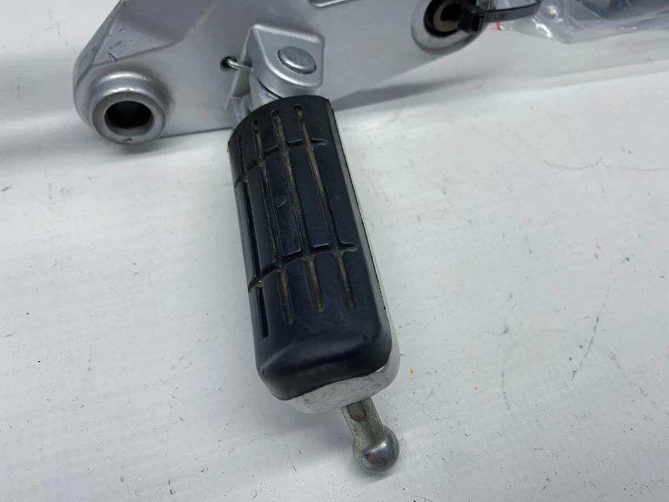 Reposapiés derecho Yamaha FZ6 S Fazer Right Riders footrest hanger (7) 06' Foto 3 de 4