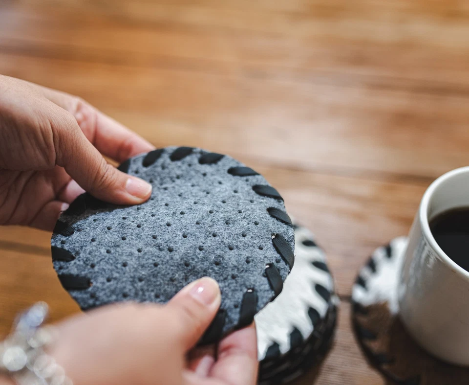 Posavasos de cuero de vaca lisos surtidos - JUEGO DE 8 Foto 2 de 4