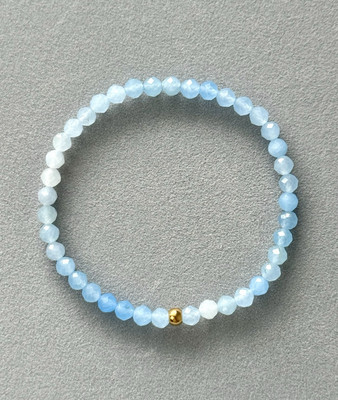 Elastisches Armband aus natürlichem Aquamarin mit goldenen Akzenten