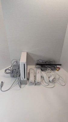 Nintendo Wii White Console Bundle with 2 Wii Remote and Nunchucks Tested Works