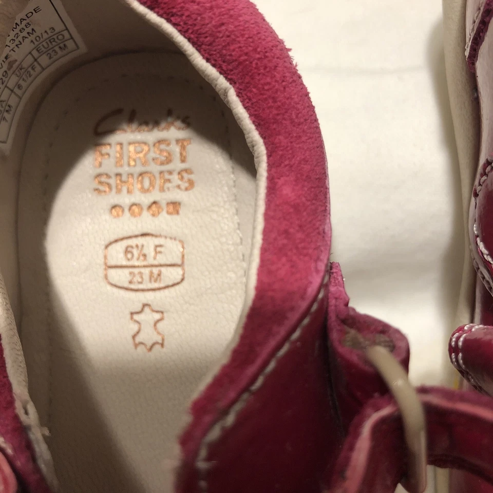 Clarks Niñas Suave Arco Berry Charol Primeros Zapatos Talla 6.5 Ajuste Foto 3 de 4