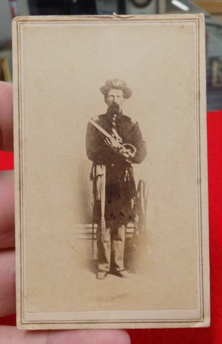 ORIGINAL CIVIL WAR CDV PHOTOGRAPH OF ARMED UNION INFANTRY OFFICER WITH SWORD