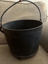 ANTIQUE CAST IRON 3 FOOTED GYPSY BEAN POT CAULDRON W/BAIL HANDLE ~9”