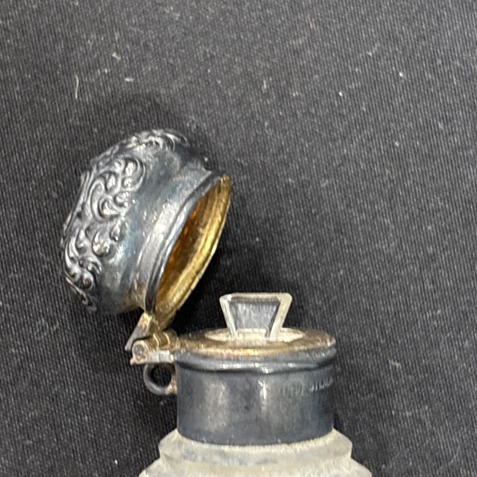 Antigua botella de perfume/perfume de cristal victoriano con tapa de plata de ley Foto 4 de 4