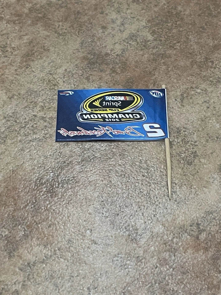 Brad Keselowski NASCAR 2012 campeón campeón bandera exhibición 1:24 sin auto incluido Foto 4 de 4