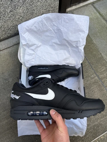 Supreme x Air Max 1 ’87 Noir UK9 en main