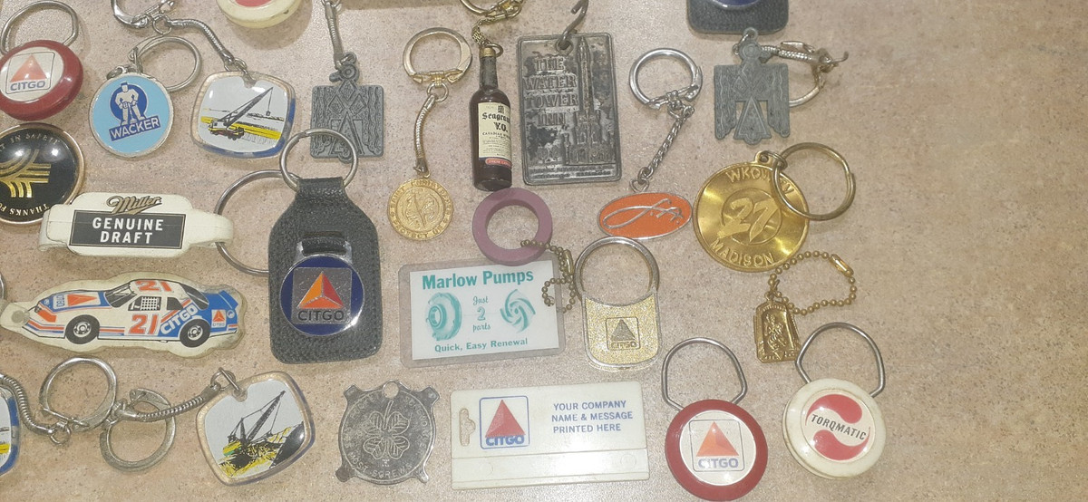 LOT OF 50 VARIOUS BRAND NAMED KEY CHAINS View 5