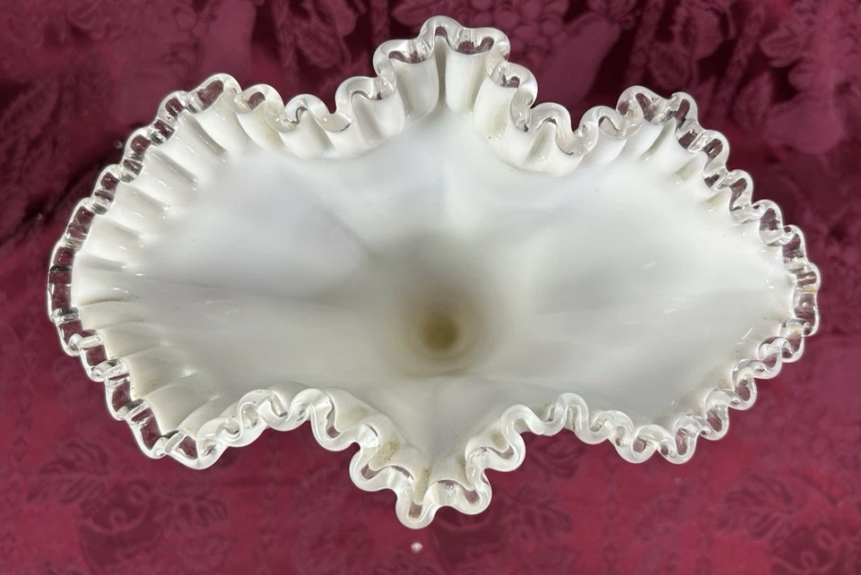 Jarrón ventilador de vidrio esmerilado Fenton Silvercrest de colección con volantes 13" de alto x 10" de ancho Foto 3 de 4