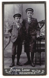 Fotografia Conrad Lucke, Weissenfels, due giovani ragazzi Kurt ed Erich in affetto 