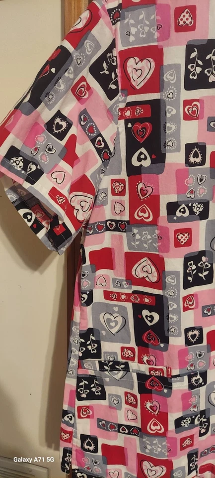 Simply Basic Women Valentine Hearts Medical Smock Top Nurse Scrubs Love Sz Large - Image 3 of 4