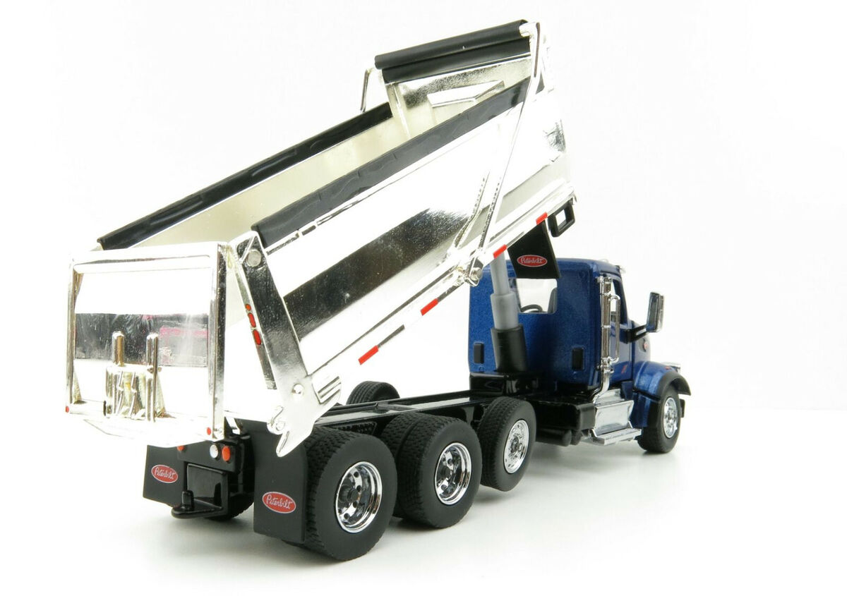 Diecast Masters 71073 - Peterbilt 567 Dump Truck Blue Chrome