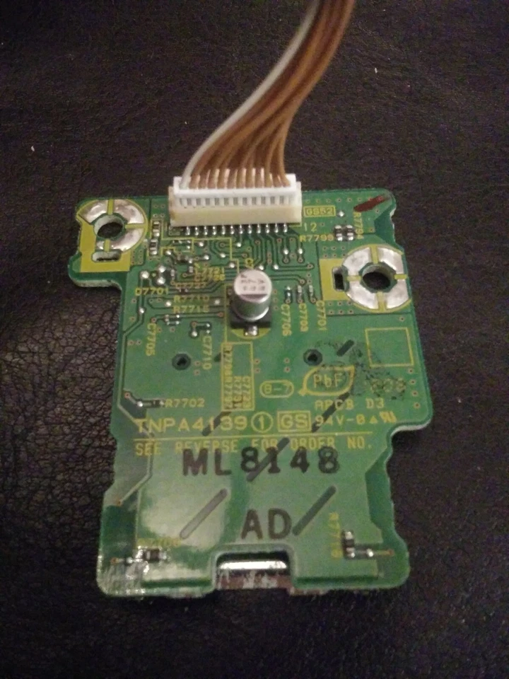 Panasonic TH-50PX80U...Botones/Alimentación/Sensor IR/HDMI/Tarjetas y cables para tarjetas de memoria. Foto 4 de 4