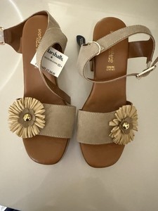 Sophia Milano Made Italy Tan Suede Block Heel Sandals size 8 NWTs