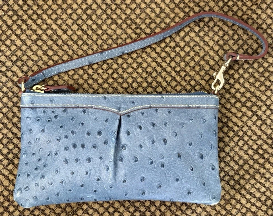Bolso sin asas Dooney Bourke azul claro denim avestruz de cuero en relieve muñeca Foto 4 de 4
