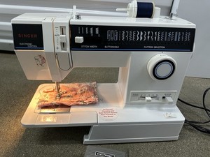Singer 4562 Electronic Sewing Machine 32 Stitch w/ Light Tested Works