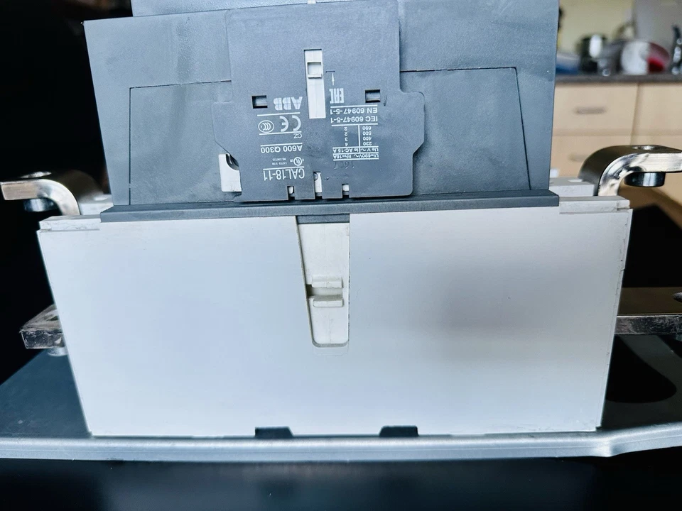 ABB A300-30-11 Contactor de 3 polos 500A 600V bobina de CA control de motor industrial Foto 3 de 4