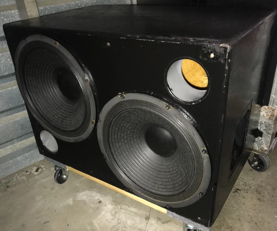 Subwoofer compacto Meyer Sound USW-1 Ultra Series com dois drivers graves de 15 polegadas++ - Imagem 4 de 4