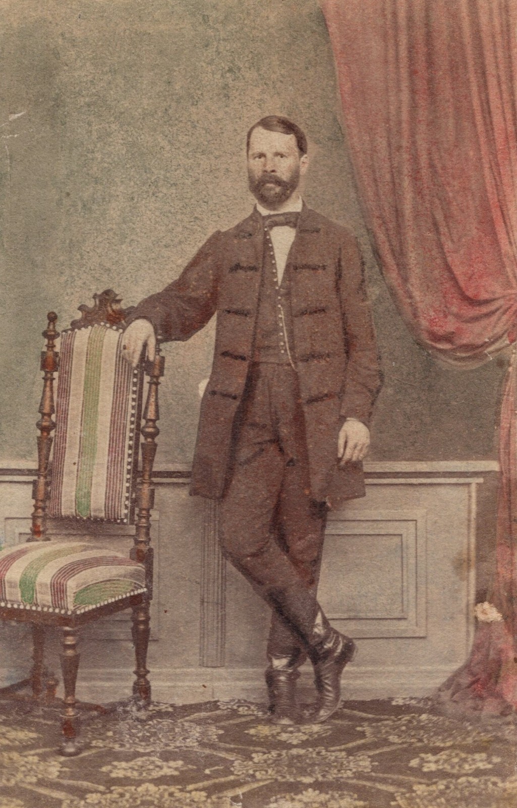 CIRCA 1860s CDV BEARDED FRENCH MAN IN FANCY SUIT HAND-TINTED UNMARKED — additional view