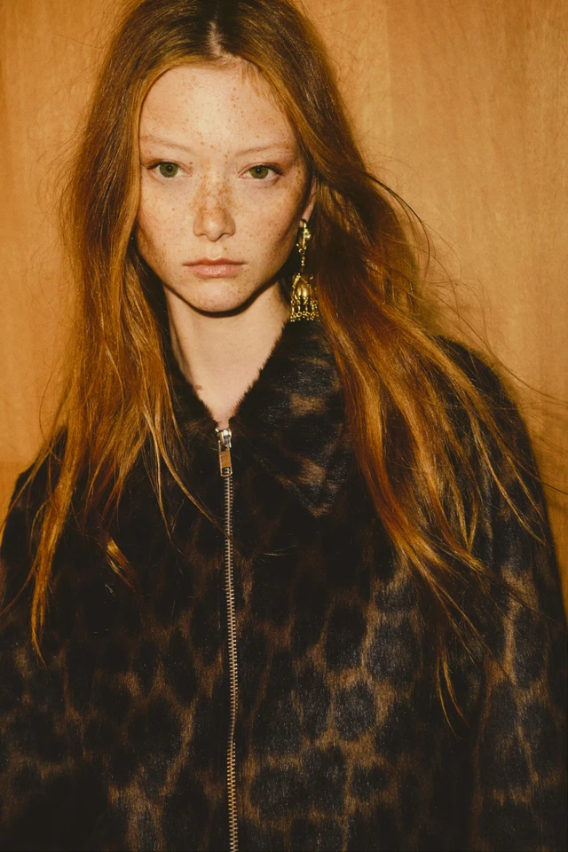 H&M пушистая куртка коричневый / леопардовый принт - H&M оригинальной зимней коллекции 2025 - Изображение 2 из 4