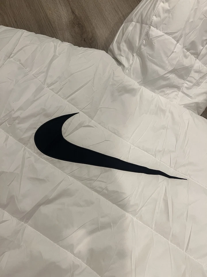 Chaqueta blanca repelente con etiquetas Nike Sportswear ThermaFit para mujer talla S DJ6 G3D Foto 4 de 4