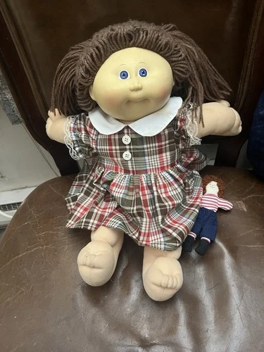 Cabbage Patch Kids Doll 1978, 1982 Girl Brown Hair Blue Eyes with dress