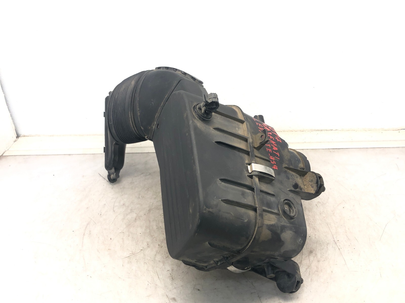 2017-2020 MASERATI LEVANTE LEFT DRIVER FRONT AIR CLEANER FILTER HOUSING OEM