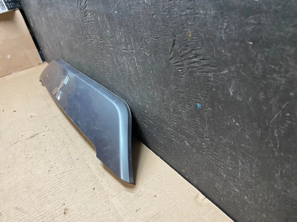 Moldura de portón trasero Mitsubishi Outlander 2007 a 2013 OEM i7490 DG Foto 2 de 4