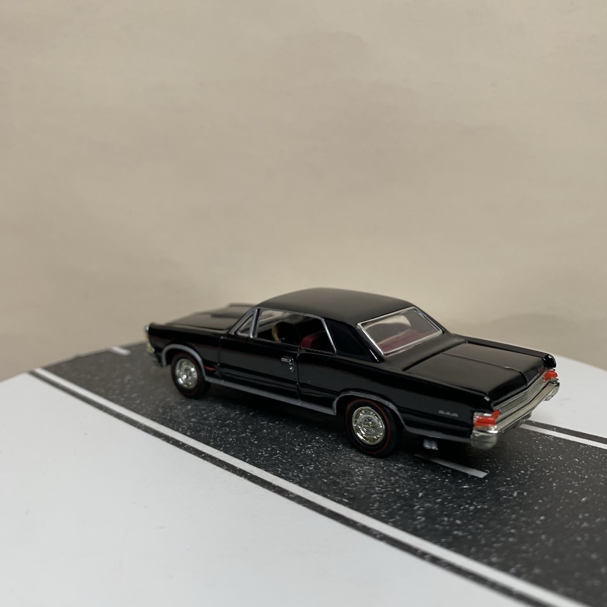 1965 Pontiac GTO ミニカー 1/18 ブラック ERTL American Muscle 1965 Pontiac GTO 2-Door Hardtop Black/Red