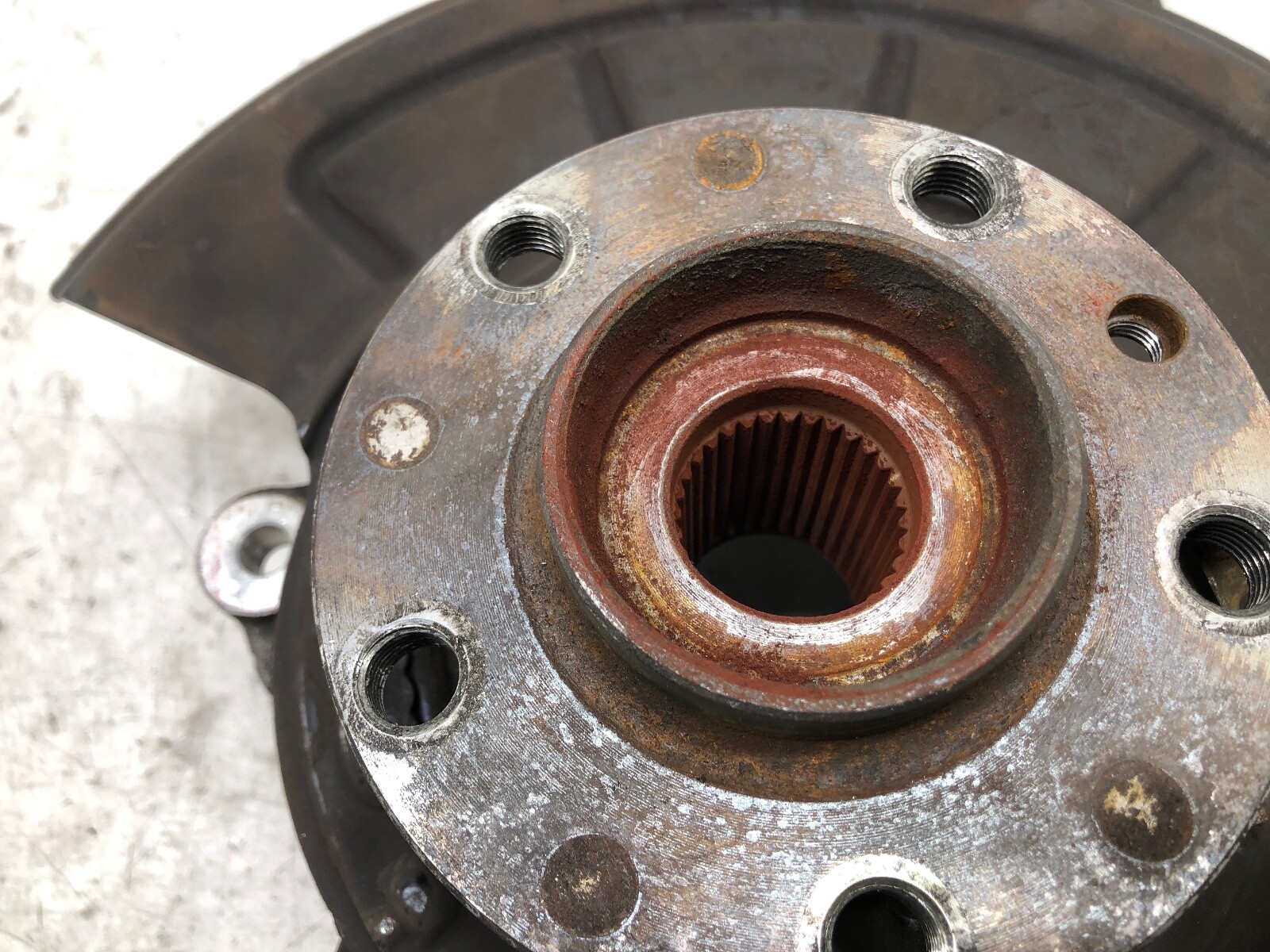 2014-2020 MASERATI QUATTROPORTE AWD RIGHT PASS REAR SPINDLE KNUCKLE HUB OEM.