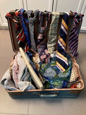 Alto ! Vintage 60/70er Convoluzione Vecchio Valigia (Tavolo) Panno Tie Sorpresa