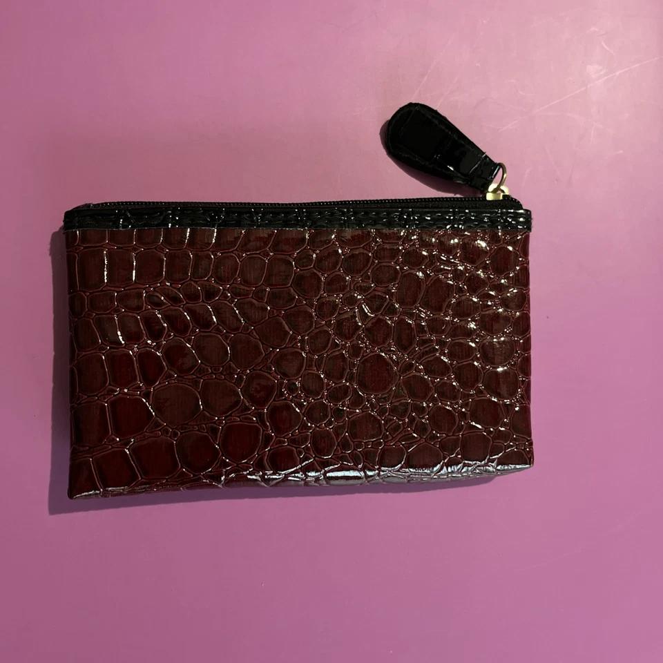 Kenneth Cole Reacción Maquillaje Accesorios Cambio Bolsa Borgoña Brillante Texturizado NUEVO Foto 2 de 4