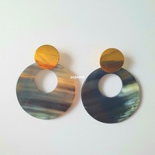 Orecchini in corno di bufalo, borchie in acciaio inox. Gioielli eleganti,...