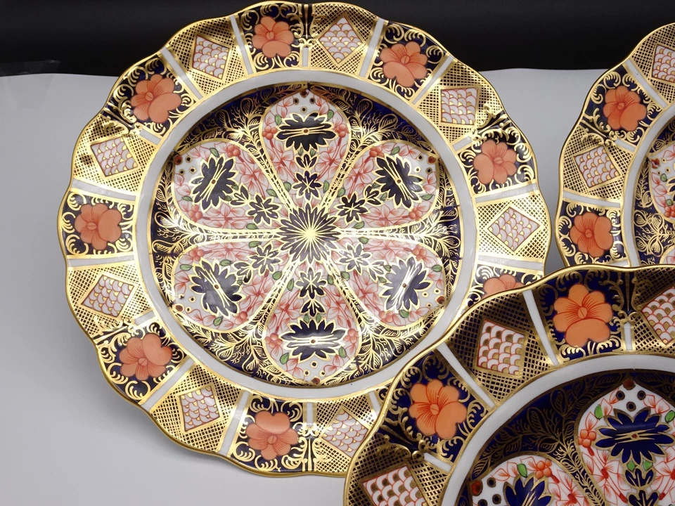 3 RARE ROYAL CROWN DERBY OLD IMARI 10" FLUTED SCALLOPED DINNER PLATES 1891-1940 - Image 3 of 4