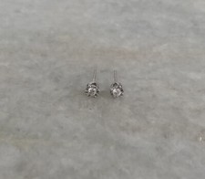 Beautiful 10k White Gold AU Diamond Stud Earrings