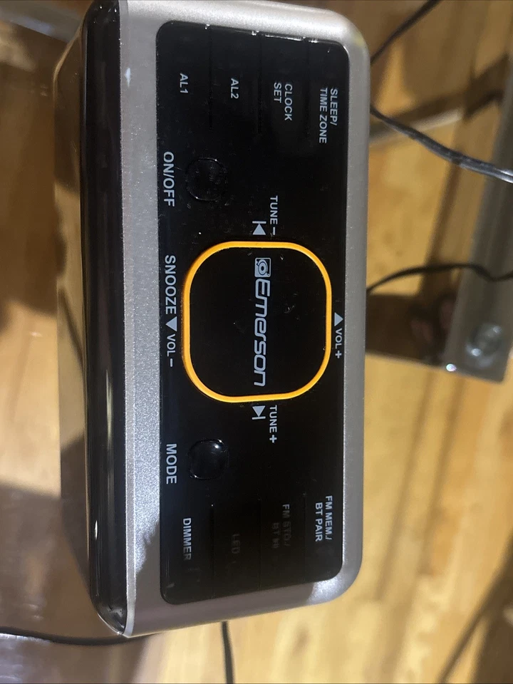 Emerson SmartSet Alarm Clock Radio with Bluetooth Speaker CKS1521, Dual Alarm, - Image 3 of 4