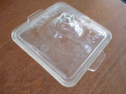 ANTIQUE ORIGINAL PYREX SQUARE CASSEROLE WITH HANDLES, ETCHED/CUT DESIGN IN LID