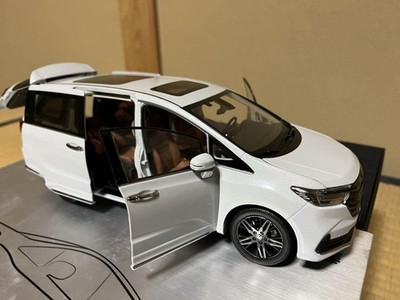 Honda Odyssey 1/18 RC Mini Car White, Opening Doors, Movable Seats