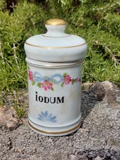 Pot à pharmacie Iodum et décor fleurs et ruban bleu en porcelaine Napoléon III.